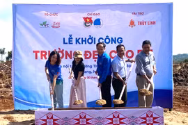 Các đại biểu khởi công xây dựng “Nhà nội trú cho em” tại Trường Tiểu học và THCS Trạm Lập, xã Sơn Lang, huyện Kbang
