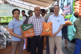 Đức Long Gia Lai hỗ trợ thêm 20 tấn gạo và 5.000 gói mì tôm cho các tỉnh phía Bắc