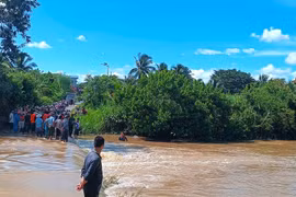 Hội Chữ thập đỏ huyện Kbang tiếp nhận hỗ trợ gia đình có 2 con bị tai nạn đuối nước