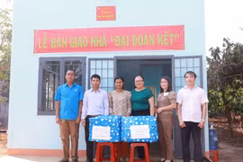 Trao nhà “Đại đoàn kết” cho phụ nữ nghèo xã Hà Bầu