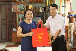  Pleiku tổ chức 12 đoàn đi thăm, tặng quà các cơ sở cách mạng Khu 9