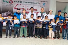 Trên 465 suất quà tặng người nghèo, học sinh khó khăn huyện Kông Chro