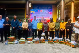 Trao 400 suất quà Tết cho hộ nghèo, khó khăn tại thị xã Ayun Pa