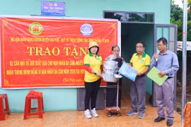 Bàn giao 2 căn nhà tình thương và tặng quà nạn nhân chất độc da cam/Dioxin huyện Chư Pưh