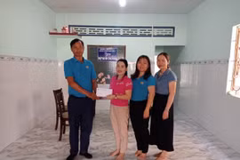 Bàn giao nhà “Mái ấm công đoàn” tại xã Chư Rcăm