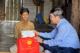 Trưởng ban Tổ chức Tỉnh ủy Huỳnh Quang Thái thăm, tặng quà gia đình bà Siu H’Kan (thôn 3, xã Pờ Tó). Ảnh: Vũ Chi