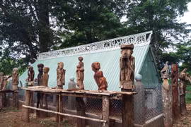 Hoa văn trên nóc nhà mồ Jrai Arap