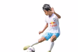 Cậu bé Bahnar ước mơ trở thành ngôi sao bóng đá 