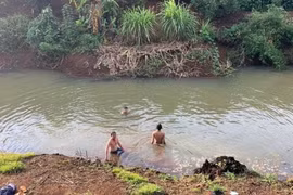 Tá hỏa phát hiện 2 cháu nhỏ chết đuối dưới hồ nước