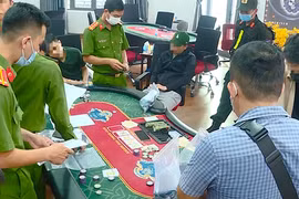 NÓNG: Bắt quả tang nhiều golfer đánh bạc tiền tỉ trong khách sạn