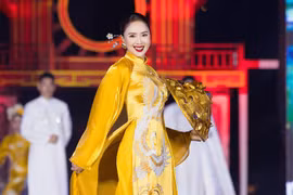 Hồng Diễm đẹp xuất thần với áo dài khi tái xuất sàn diễn