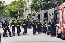 Cảnh sát phong tỏa Công ty Tài chính Home Credit