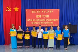 Lãnh đạo thị xã Ayun Pa đối thoại với hội viên phụ nữ