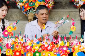 Màu hoa giấy bên bến sông xưa