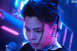 Trịnh Thăng Bình bụi bặm với tóc dài, móng tay đen