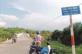 Kẹt lại phía đường ngập...