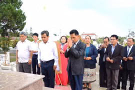 Việt-Lào đoàn kết, sắt son