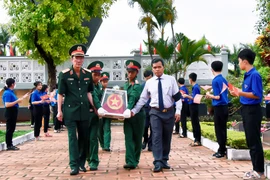 Đất mẹ yêu thương đón các anh về