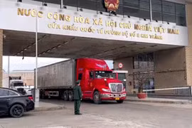 Cửa khẩu Việt - Trung tấp nập xuất, nhập khẩu hàng hóa ngày đầu năm