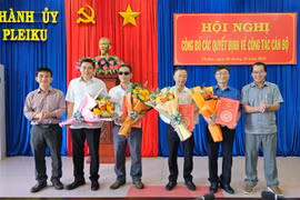 Thành ủy Pleiku công bố các quyết định về công tác cán bộ 