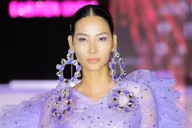 Hoàng Thùy nóng bỏng trên sàn diễn, tiết lộ lý do đi học ở tuổi 31