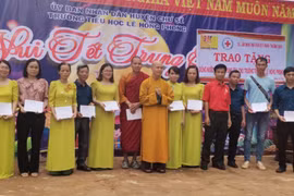 Tặng quà Trung thu cho học sinh xã Ia Hlốp và Pờ Tó