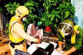 Quyết chặn nạn 'ma men' dẫn lối - Bài 1: Xuyên đêm đo nồng độ cồn