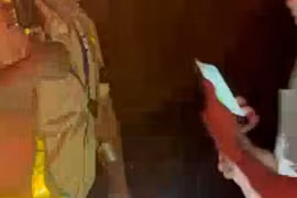 Bắt khẩn cấp lái xe giật bảng tên của CSGT