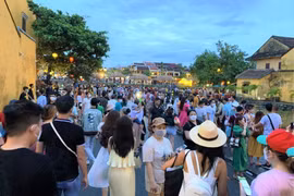 Du lịch… 'ăn xổi'