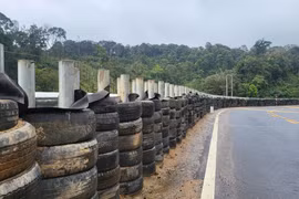 Kon Tum lắp hộ lan bằng lốp cao su trên đoạn đèo dốc ở Quốc lộ 24