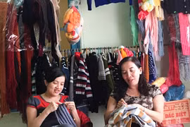 “Người đàn bà ngồi đan” 