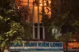 Clip: Chi nhánh ngân hàng ở Đắk Lắk bốc cháy trong đêm