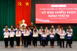 Trao 100 suất học bổng “vì em hiếu học” tại huyện Kông Chro 