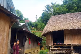 Bên kia sông là A Rooih...