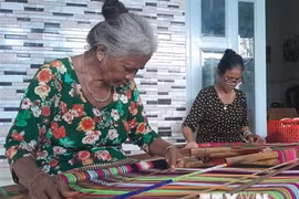 Những người âm thầm gìn giữ nghề dệt thổ cẩm của dân tộc S'tiêng