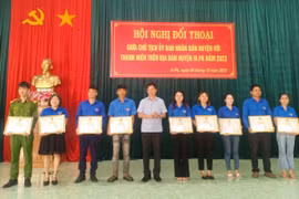 Chủ tịch UBND huyện Ia Pa đối thoại với thanh niên về chuyển đổi số