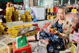 Trăm năm giữ sắc đỏ nhang quê