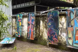 Tranh vẽ trên khung giường xuất hiện ở triển lãm của Bùi Chát