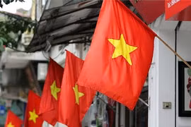 Cần chấn chỉnh việc treo cờ Tổ quốc không theo quy định 