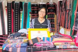 Những đôi tay mềm trên gấm hoa thổ cẩm