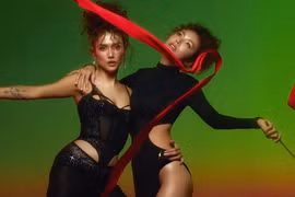 Minh Tú đọ dáng nóng bỏng với Võ Hoàng Yến