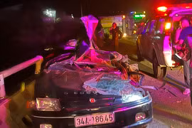 Khởi tố vụ án xe tải lật đè xe 5 chỗ khiến 2 cha con tử vong