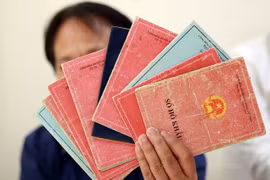 Khẩn trương bãi bỏ yêu cầu nộp, xuất trình sổ hộ khẩu