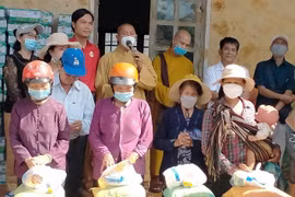 Tặng 700 suất quà cho người nghèo, có hoàn cảnh khó khăn ở Chư Sê