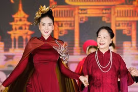 NSND Như Quỳnh, BTV Mai Ngọc trình diễn áo dài