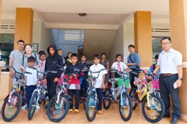 Hiệu trưởng hết lòng với học sinh khó khăn