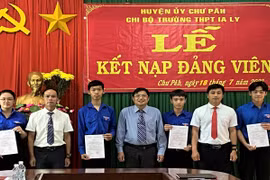 Chi bộ Trường THPT Ya Ly kết nạp Đảng cho 4 học sinh ưu tú