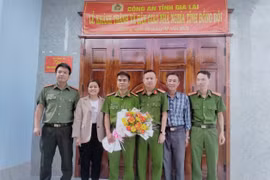 Trao tặng nhà nghĩa tình đồng đội cho đại úy Đinh Văn Áp