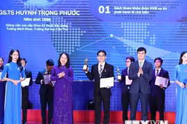 Phó Chủ tịch nước dự Lễ Kỷ niệm 20 năm Giải thưởng Khoa học Công nghệ Quả cầu Vàng