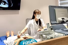 Nữ bác sĩ chữa bệnh cho thai nhi từ trong bụng mẹ